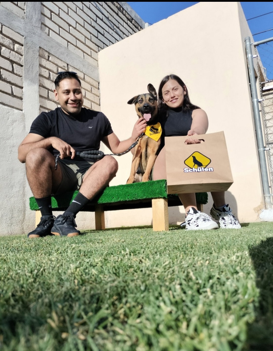 Familia con su perro entrenado en Schülen Adiestramiento Canino, Saltillo